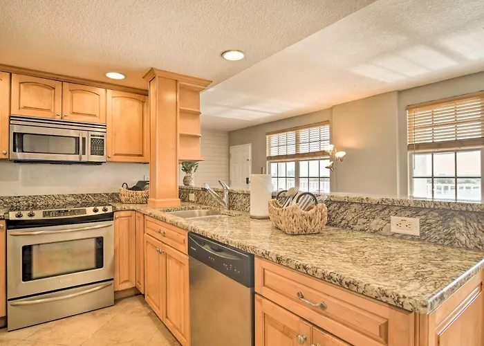 Coastal Clearwater Condo: Half Mile To Beach! * Clearwater Beach