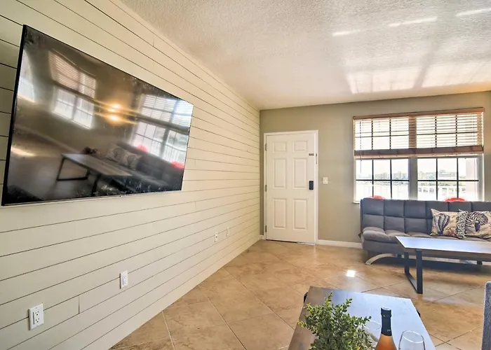 Coastal Clearwater Condo: Half Mile To Beach! Holiday home Clearwater Beach