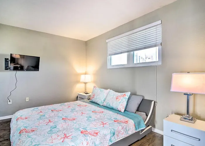 Coastal Clearwater Condo: Half Mile To Beach! Clearwater Beach